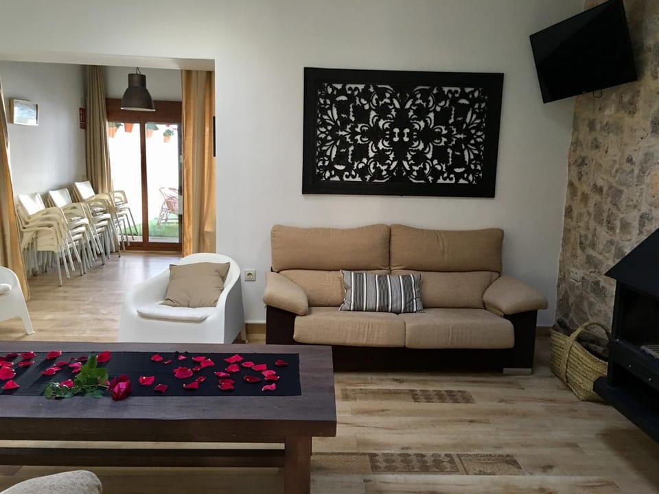 Communal lounge/ TV room, Spring, Winter, Summer, TV and multimedia, Living room, Seating area, Autumn