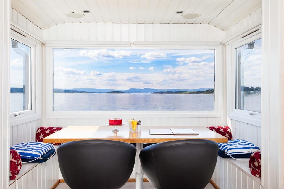 Seating area, Dining area