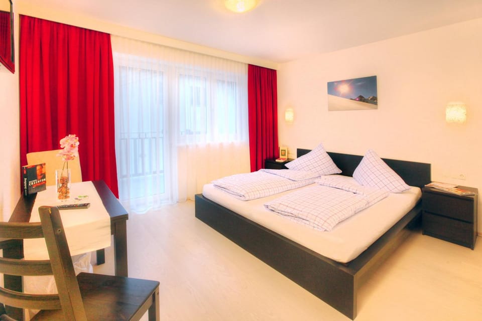 Bed, Seating area, Bedroom