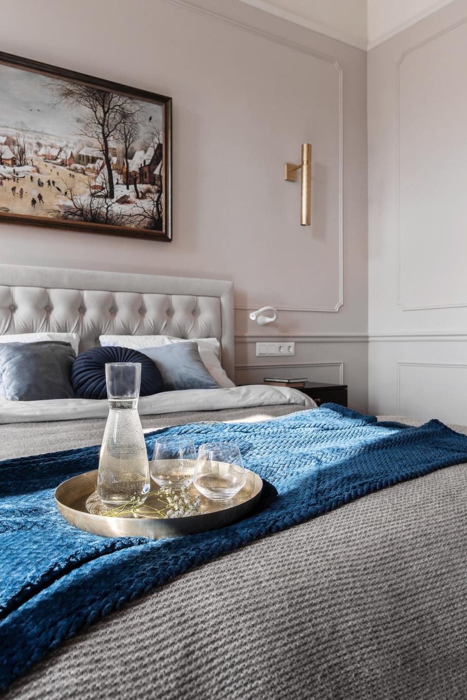 Bed, Seating area, Bedroom