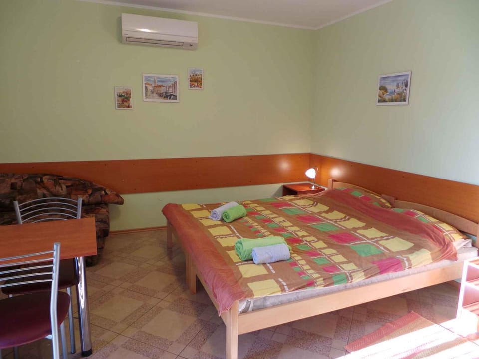Summer, Seating area, Dining area, air conditioner