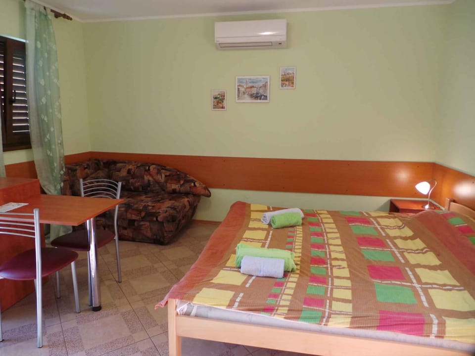 Bed, Seating area, Dining area, air conditioner