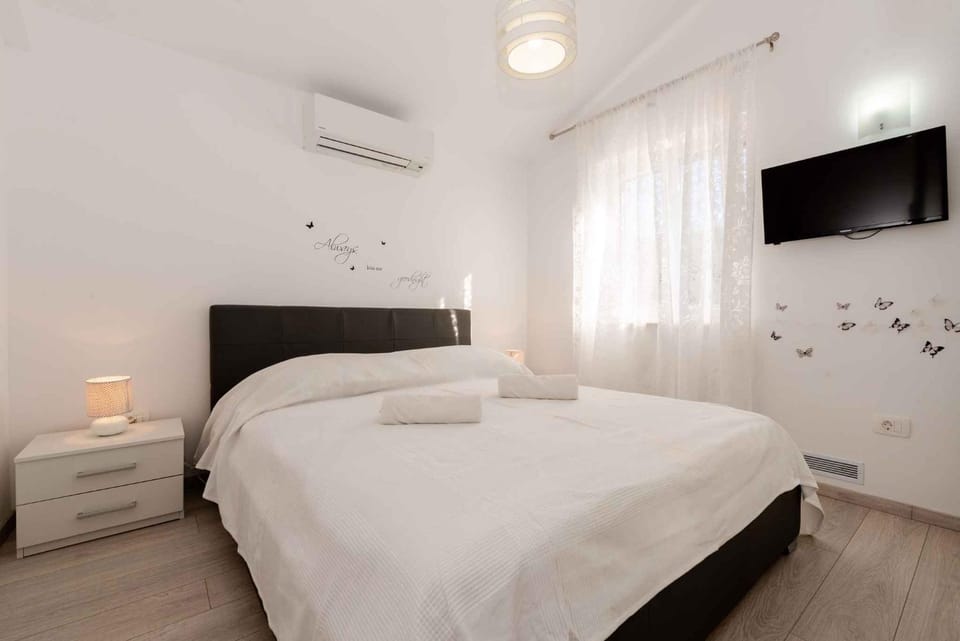Bedroom, air conditioner