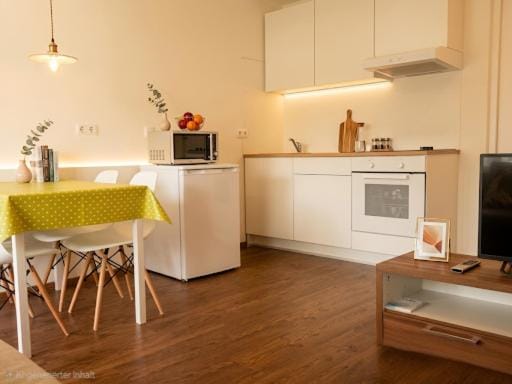 Kitchen or kitchenette, Dining area, oven, stove