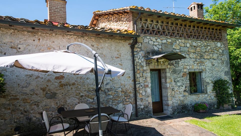 Property building, Patio, Facade/entrance, Day, Summer, BBQ facilities, Garden, Balcony/Terrace, On site, Landmark view