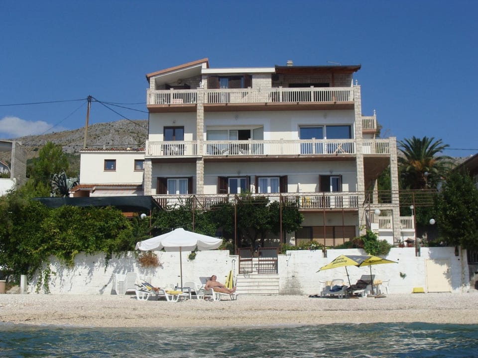 Property building, Facade/entrance, Day, Beach