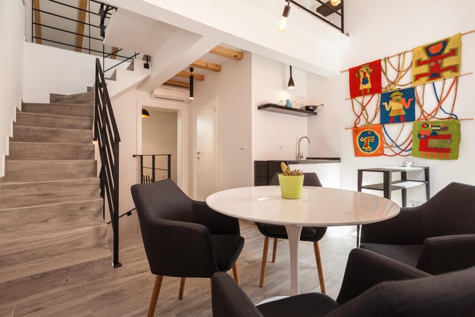 Kitchen or kitchenette, Seating area, Dining area