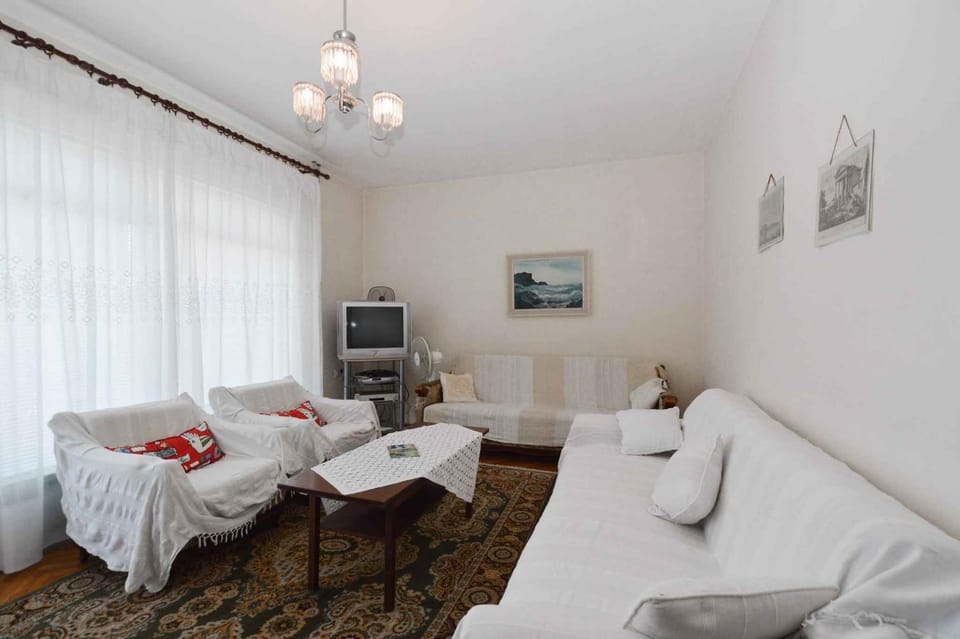 TV and multimedia, Living room, Lounge or bar, Seating area