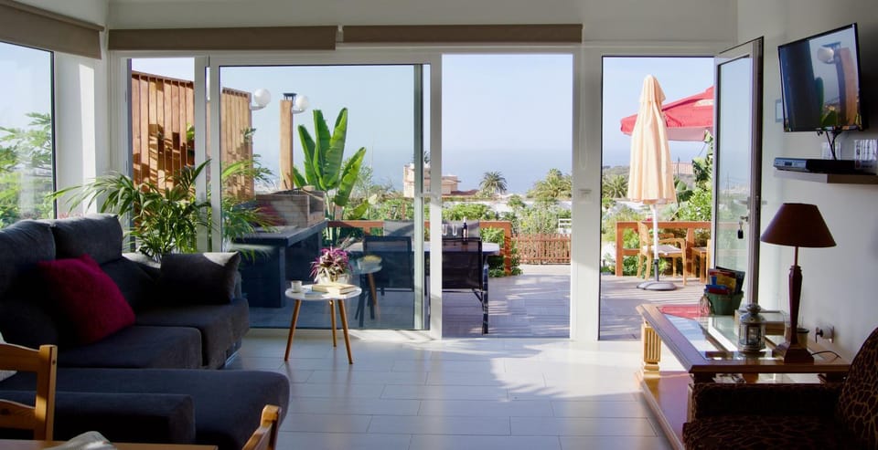 Communal lounge/ TV room, BBQ facilities, Balcony/Terrace, Lounge or bar, Communal kitchen