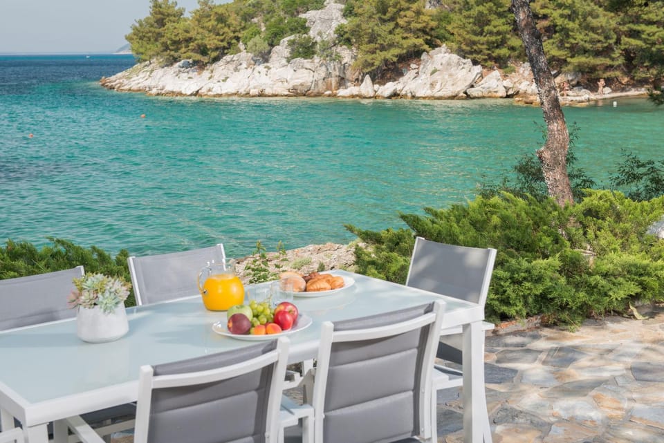 Property building, Patio, Natural landscape, Garden, Balcony/Terrace, Balcony/Terrace, Seating area, Dining area, Sea view