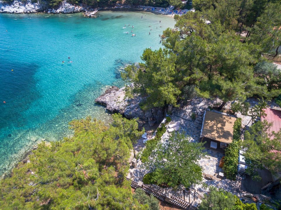 Property building, Restaurant/places to eat, Neighbourhood, Natural landscape, Bird's eye view, Beach, Sea view