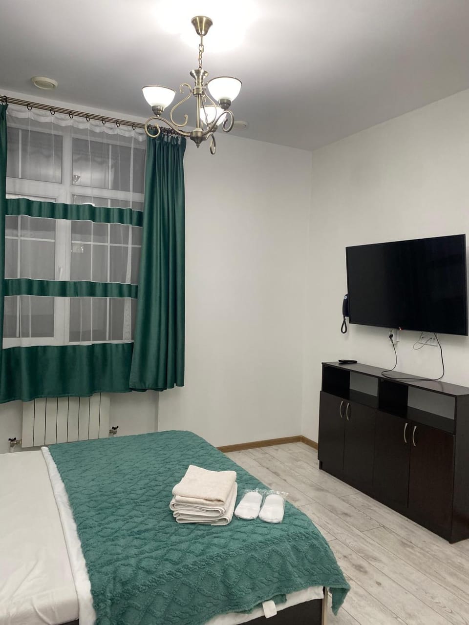 Bed, TV and multimedia, Photo of the whole room, Bedroom, towels