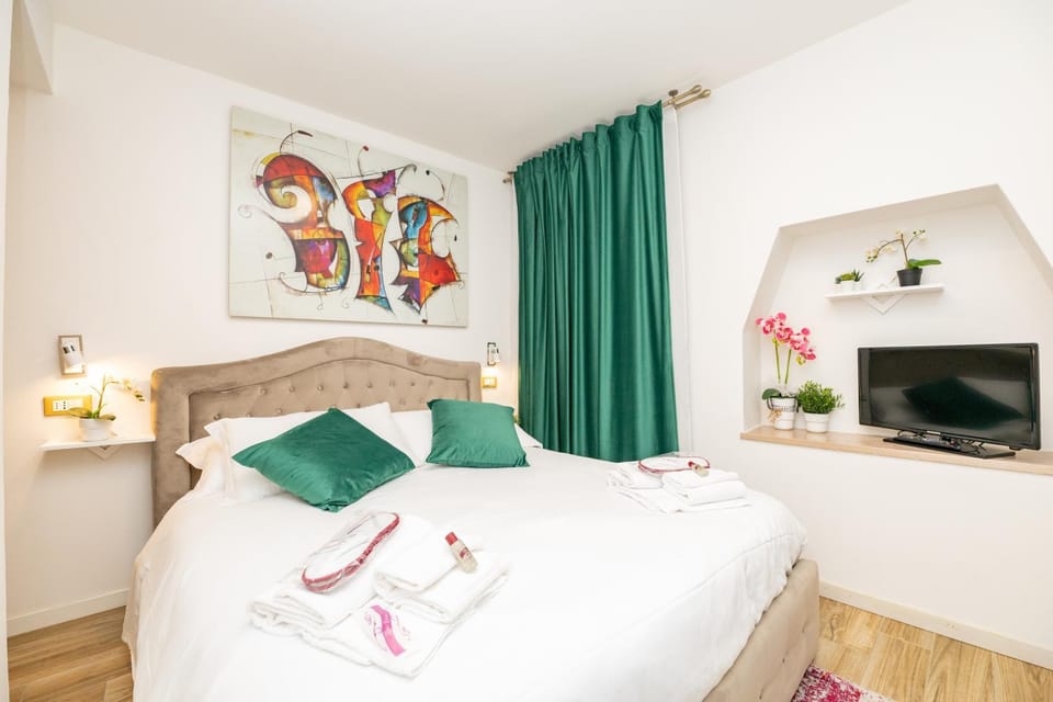 Bed, TV and multimedia, Photo of the whole room, Bedroom