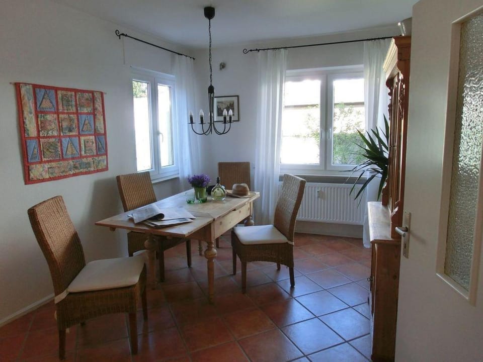 Seating area, Dining area