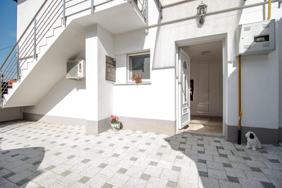 Property building, Patio, Facade/entrance