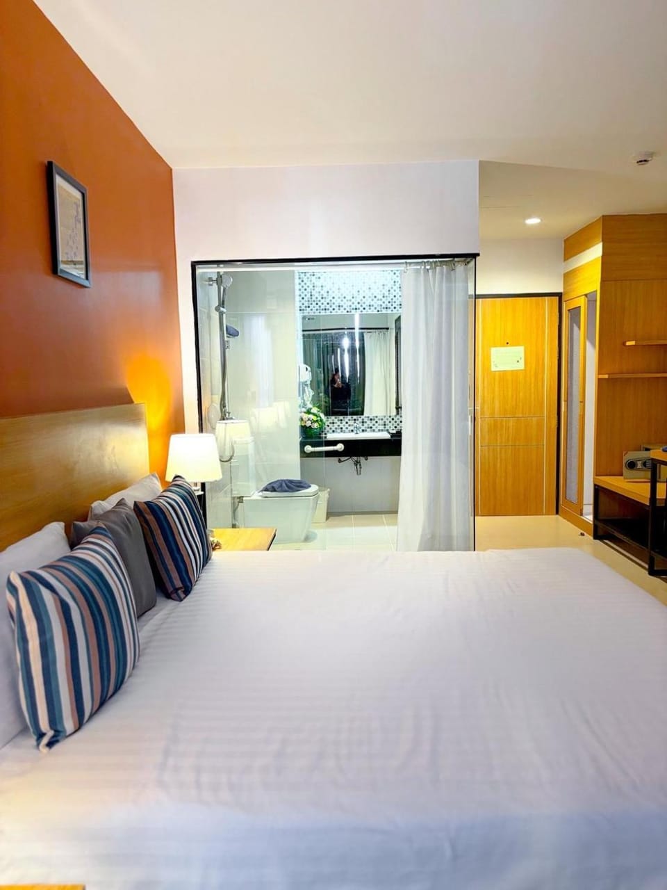 Bed, Photo of the whole room, Bedroom