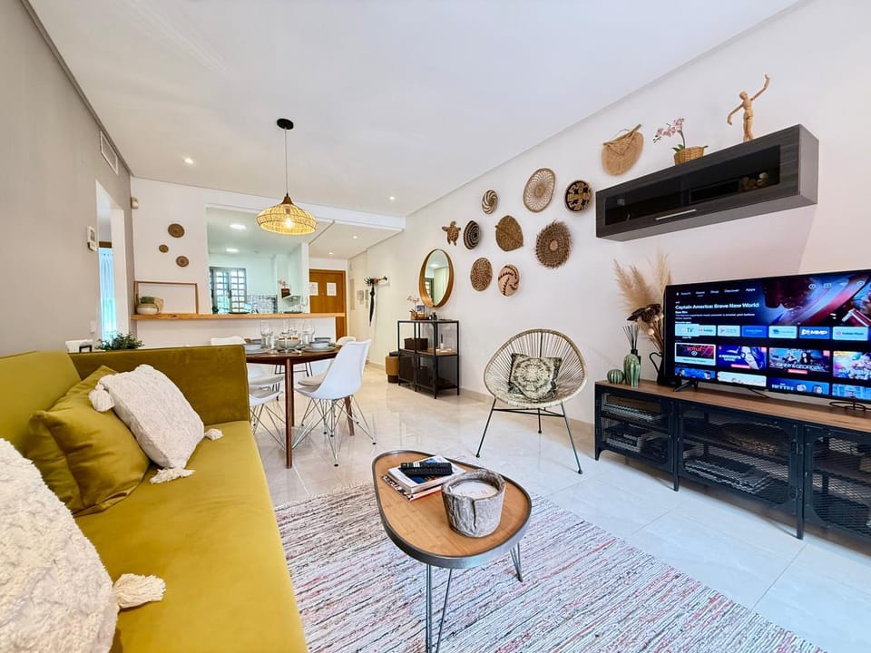 Sunny 2Bed Resort Style Apartment New Golden Mile Estepona FREE PARKING WIFI & AIRCON Apartment in Costa del Sol