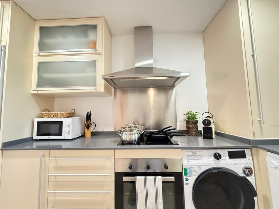 Sunny 2Bed Resort Style Apartment New Golden Mile Estepona FREE PARKING WIFI & AIRCON Apartment in Costa del Sol