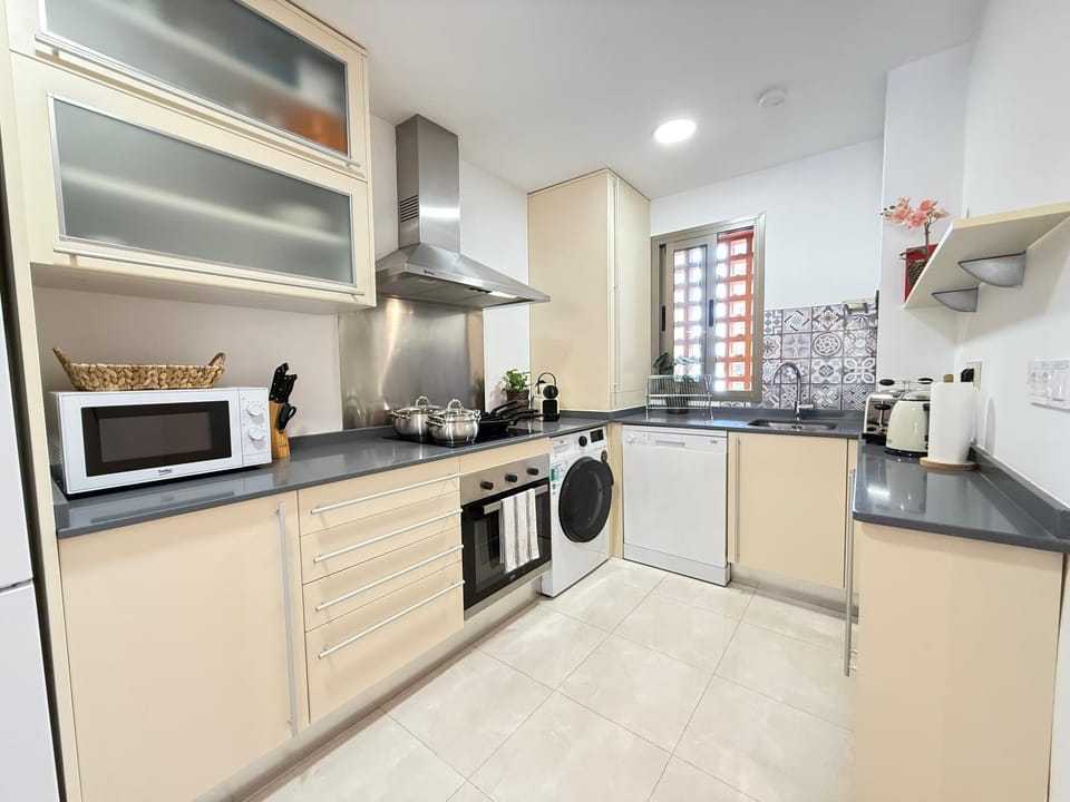 Sunny 2Bed Resort Style Apartment New Golden Mile Estepona FREE PARKING WIFI & AIRCON Apartment in Costa del Sol