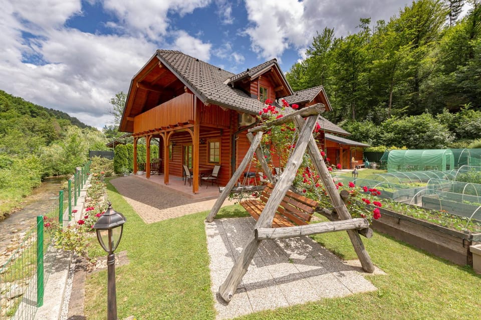 Property building, Day, Natural landscape, Garden, Garden view