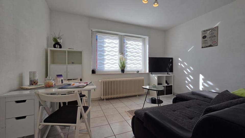 TV and multimedia, Living room, Photo of the whole room, Seating area, Dining area