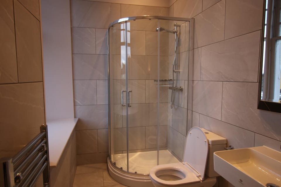 Shower, Toilet