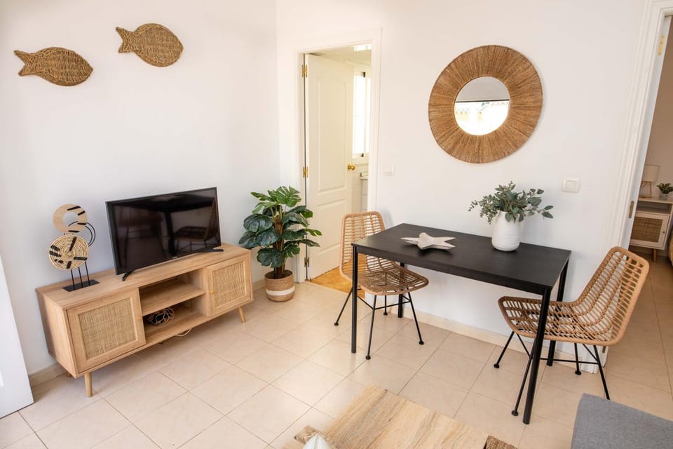 TV and multimedia, Living room, Seating area, Dining area