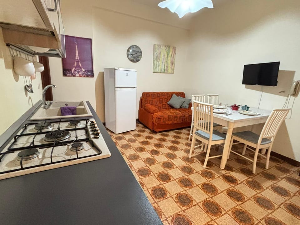 TV and multimedia, Kitchen or kitchenette, Living room, Dining area, stove