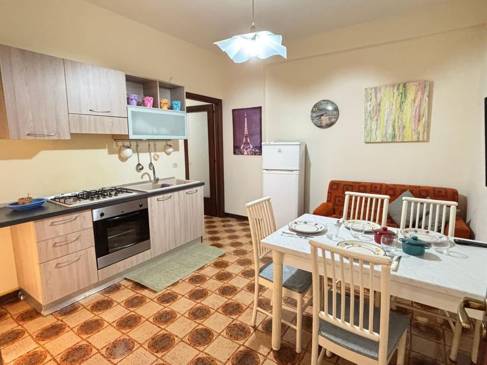 Kitchen or kitchenette, Dining area, oven, stove