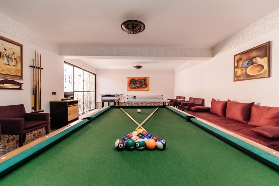 Billiard, On site