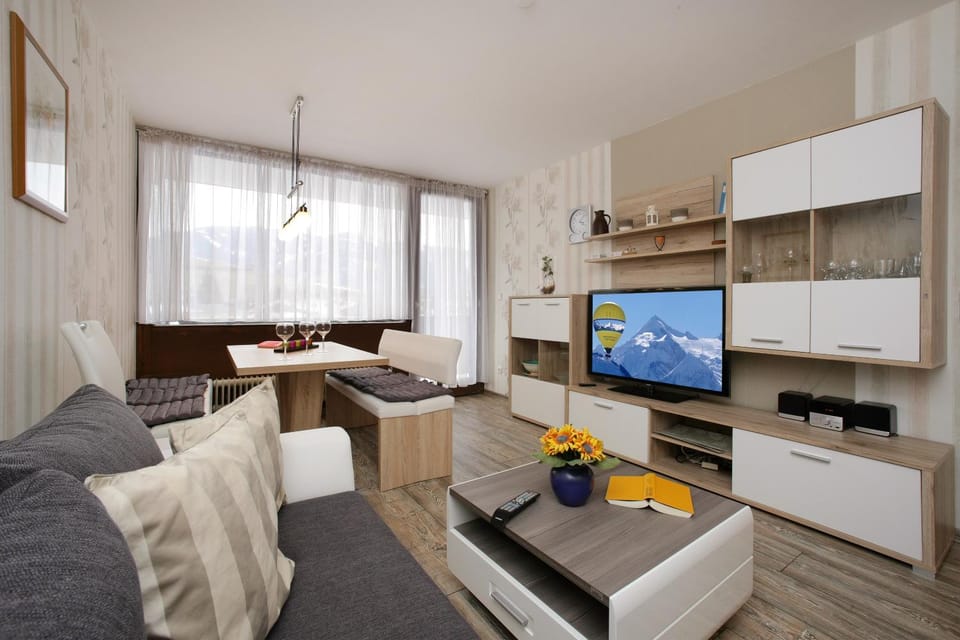 TV and multimedia, Living room, Seating area, Evening entertainment