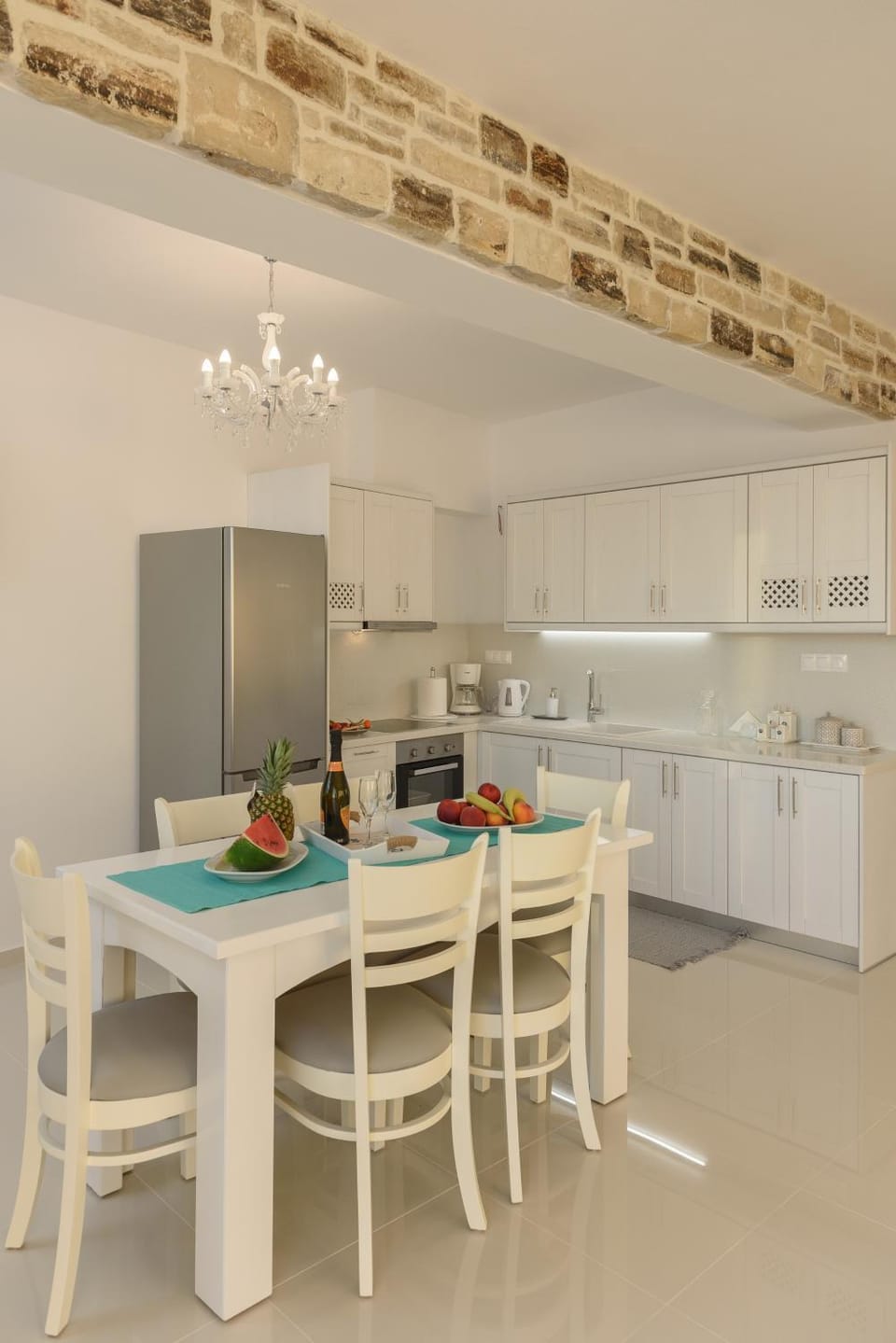 Kitchen or kitchenette, Dining area