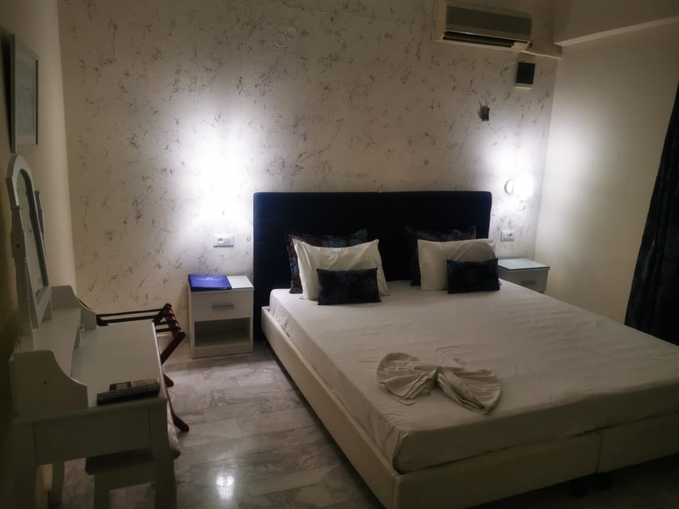 Bed, TV and multimedia, Bedroom, towels, air conditioner