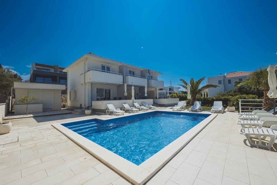 Property building, Swimming pool, sunbed