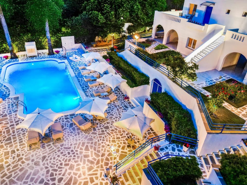 Property building, Garden, Garden view, Pool view, Swimming pool, sunbed