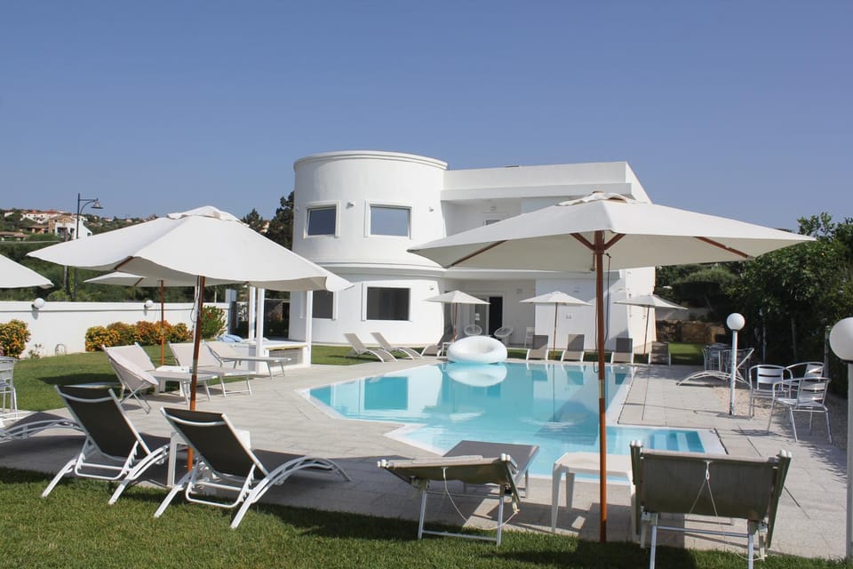 Property building, Day, Pool view, Swimming pool, sunbed