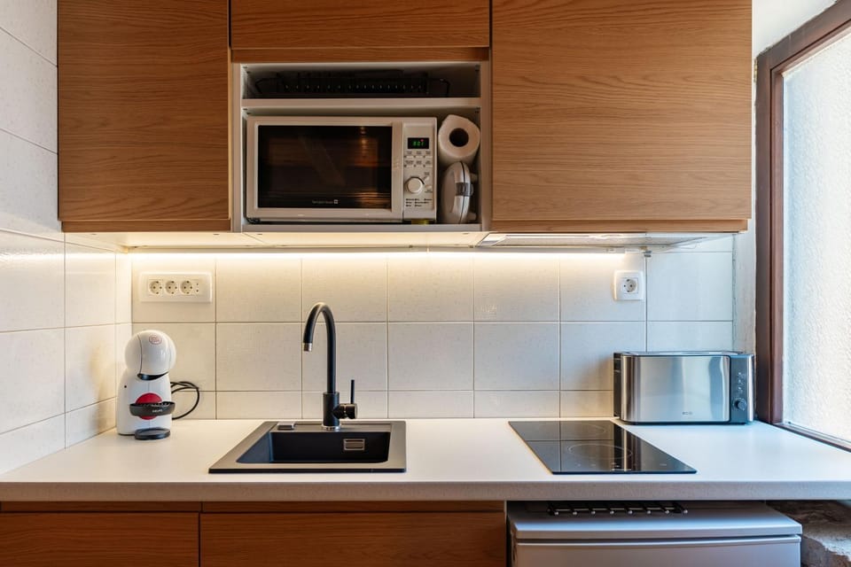 Coffee/tea facilities, Kitchen or kitchenette, stove, toaster