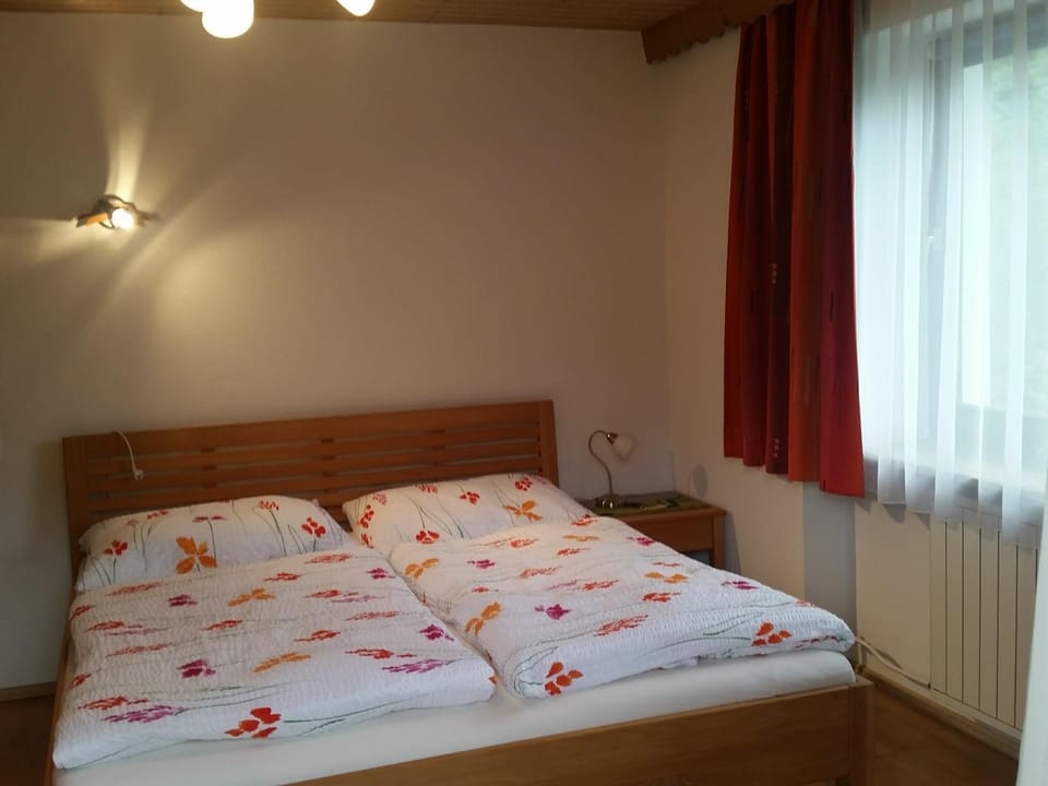 Photo of the whole room, Decorative detail