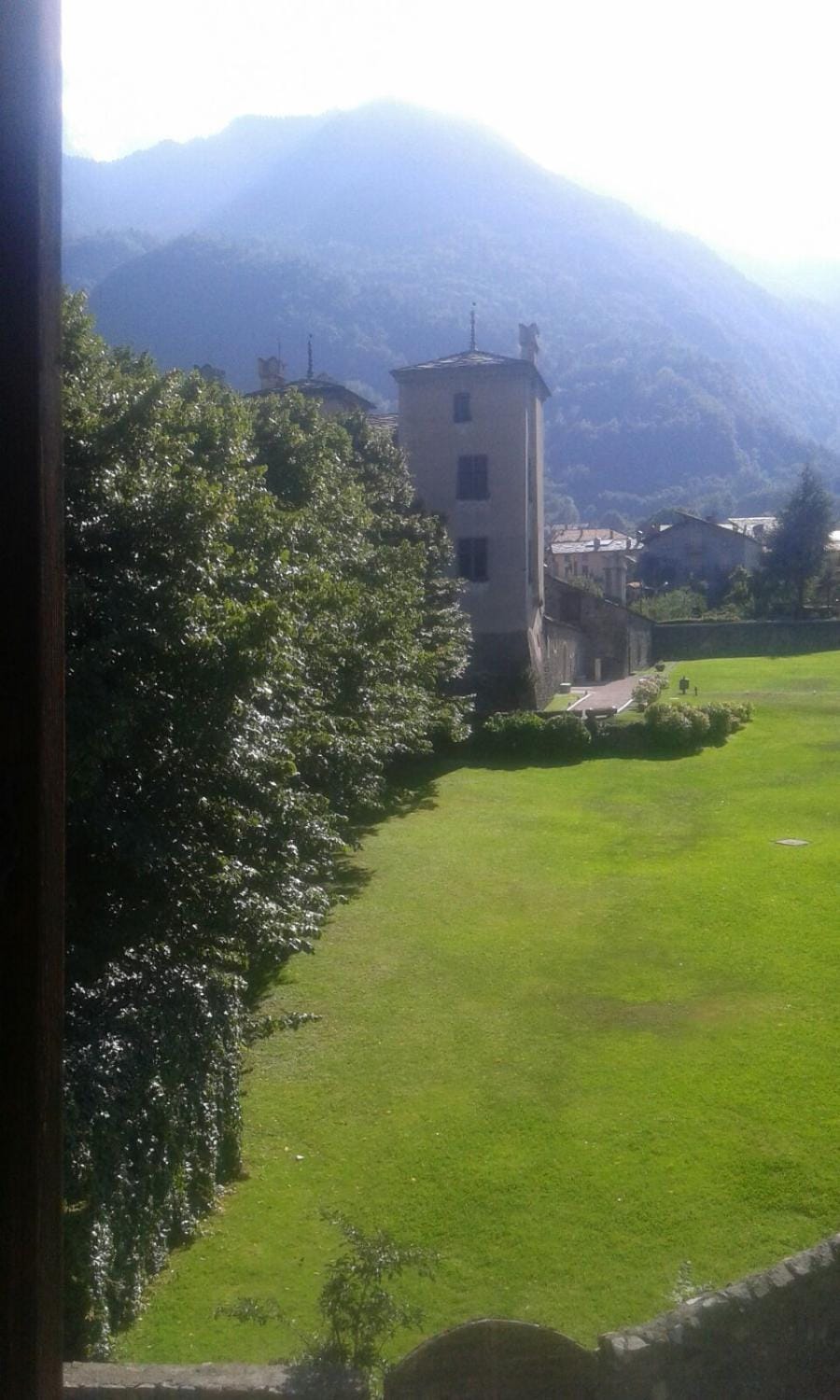 Neighbourhood, Photo of the whole room, City view