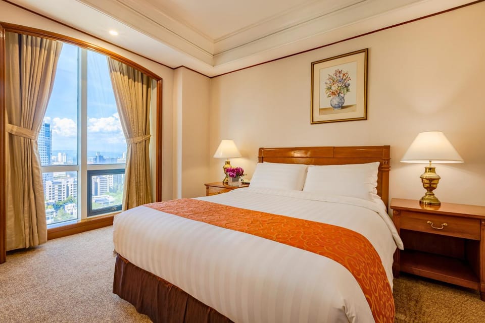 Bed, View (from property/room), Bedroom, City view