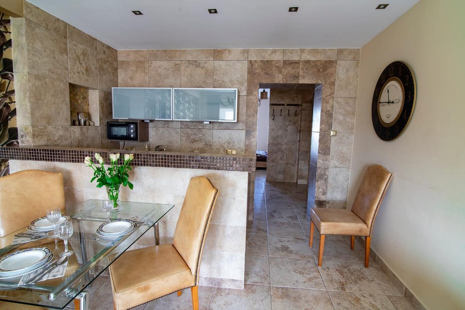 Kitchen or kitchenette, Seating area