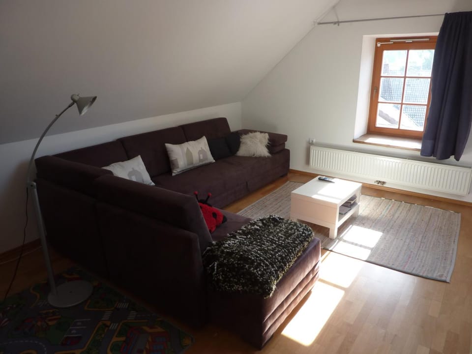 Bed, TV and multimedia, Living room, Decorative detail, Seating area, Bedroom
