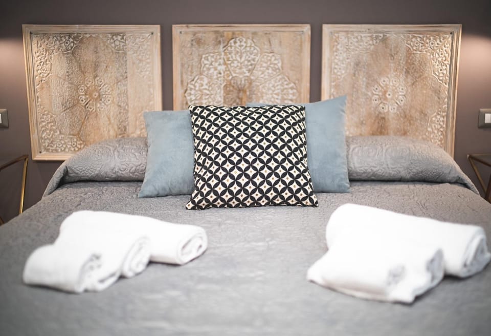 Bed, towels