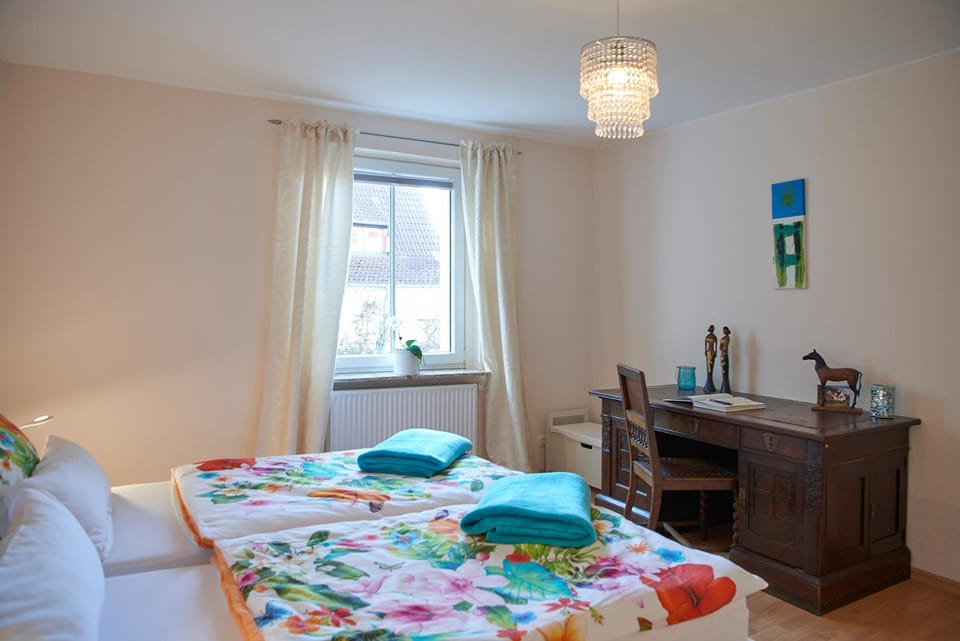 Bed, Photo of the whole room, Decorative detail, Garden view