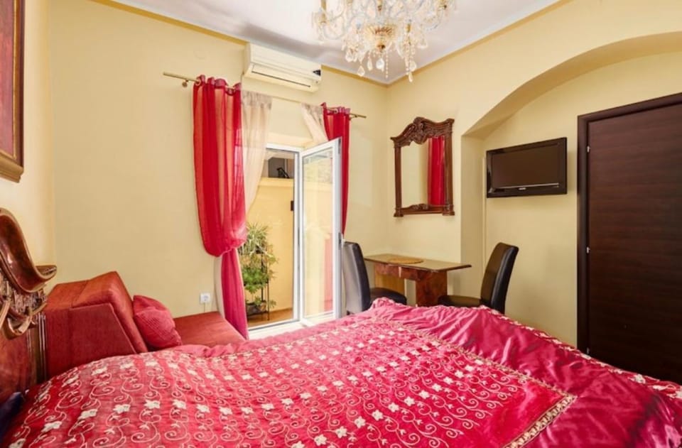 Bed, TV and multimedia, Photo of the whole room, Seating area, Bedroom
