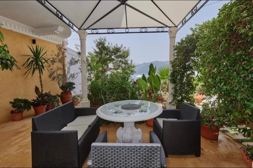Patio, Day, Garden, Balcony/Terrace, Seating area, Garden view