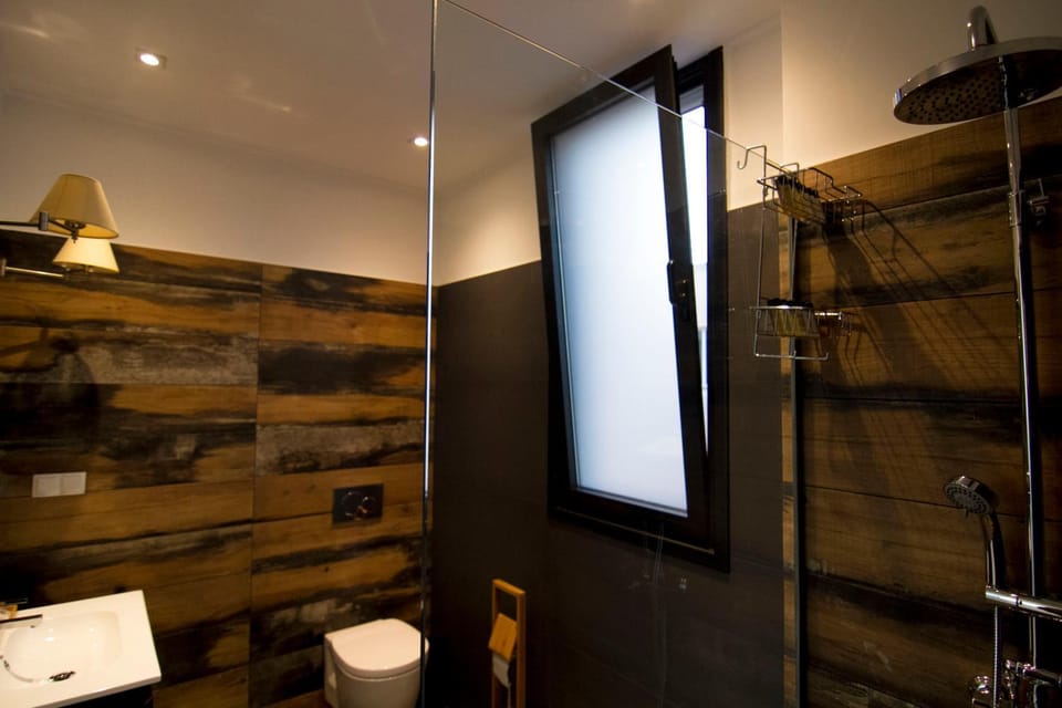 Shower, Toilet