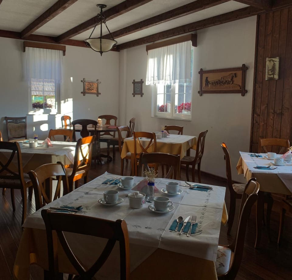 Restaurant/places to eat, Food and drinks, Seating area, Dining area