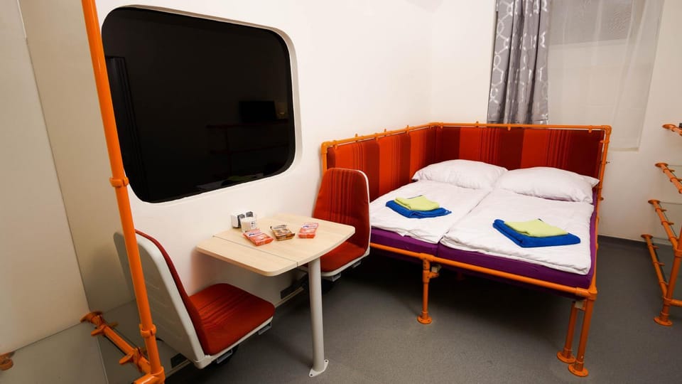 Bed, Seating area