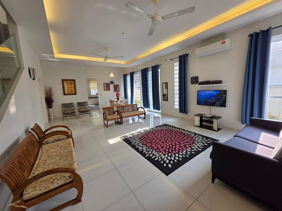 Communal lounge/ TV room, TV and multimedia, Living room, Seating area, air conditioner